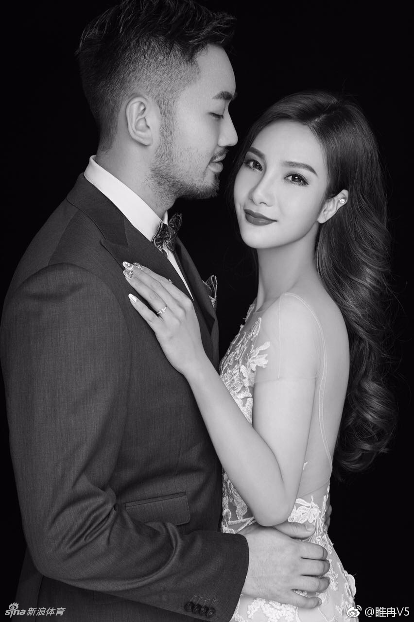 在一片温馨的室内布景中,睢冉与新娘手牵手相视而笑,画面充满了居家生活的幸福感,让人感受到他们之间深厚的默契。