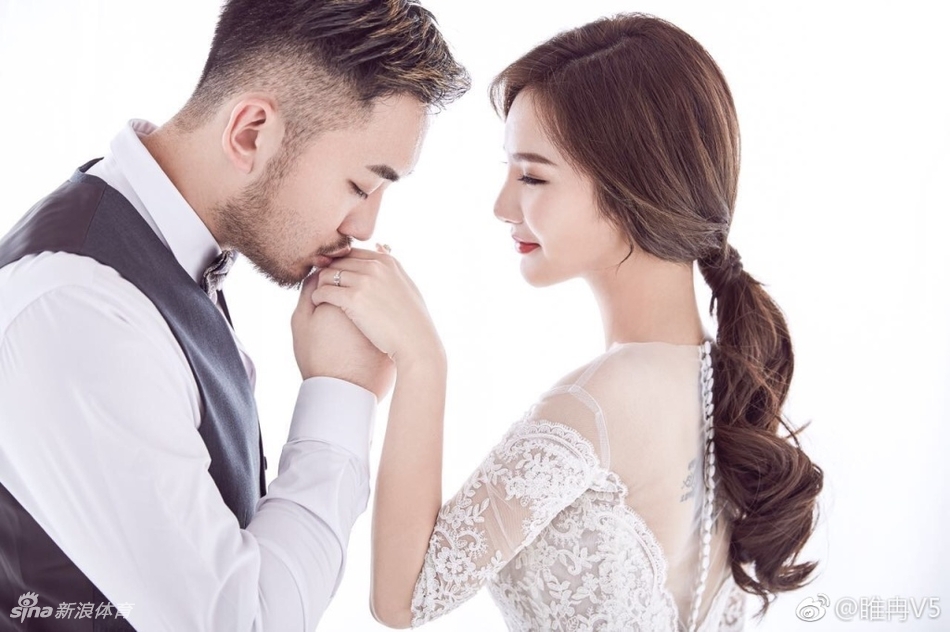 新娘依偎在睢冉宽阔的肩头,脸上洋溢着幸福甜美的笑容,两人间的甜蜜气息仿佛要溢出屏幕,真是羡煞旁人。