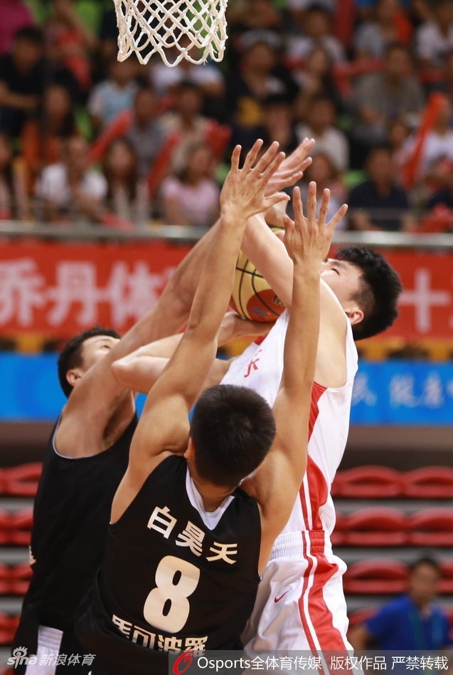 广东与山东球员在赛后互相致意，虽然比赛激烈残酷，但年轻的脸庞上写满了对对手的尊重与未来的期许