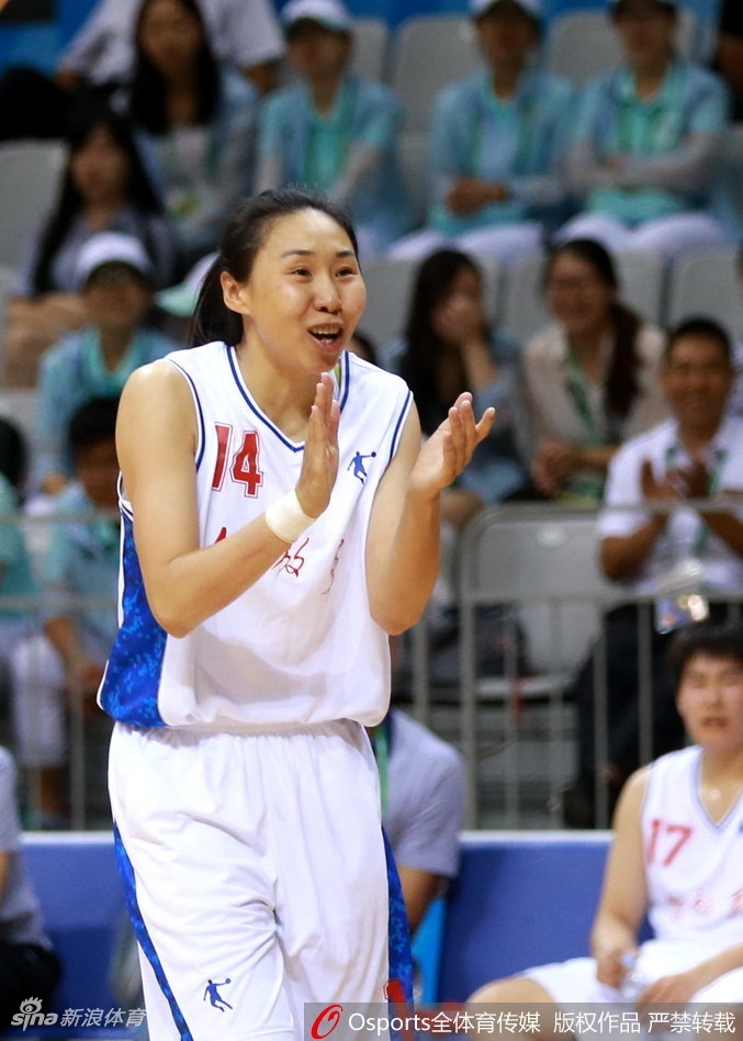 解放军队与山东队跳球瞬间，王雪朦与赵爽目光如炬，空气中弥漫着卫冕冠军的威严与杀气。