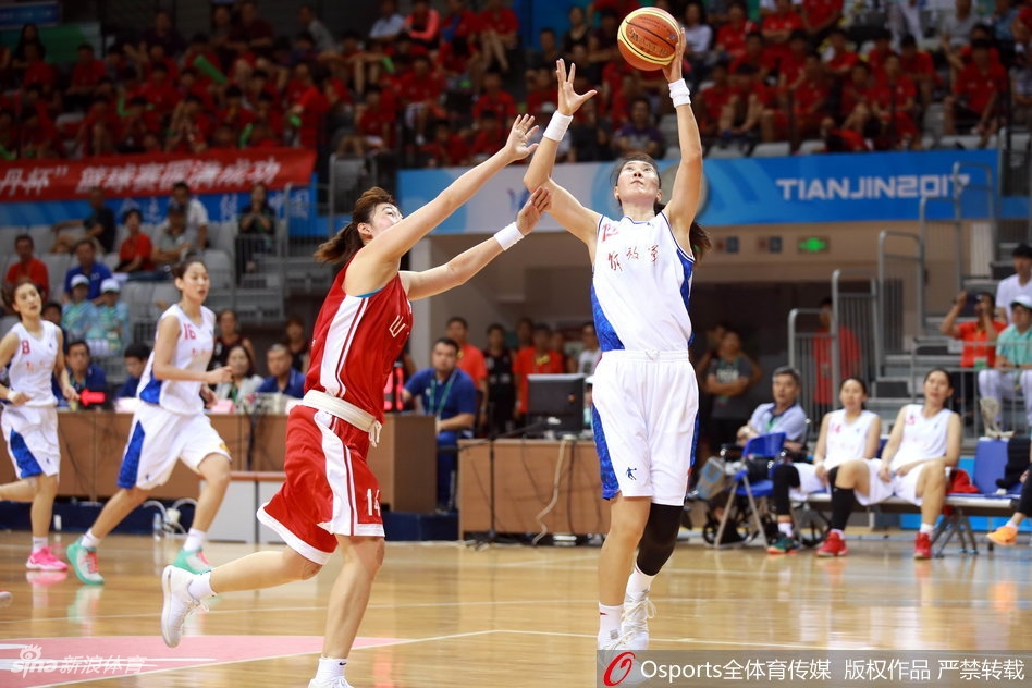 辽宁队哈文茜在新疆队严密的防守下强行上篮，肌肉碰撞的火花点燃了全场的激情。