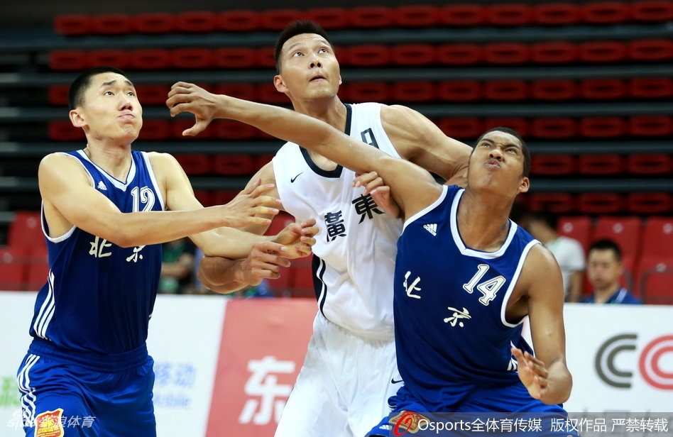 广东队小将胡明轩持球快速反击，他身形灵动如闪电，面对北京队的围追堵截依然冷静地寻找着最佳的传球路线。