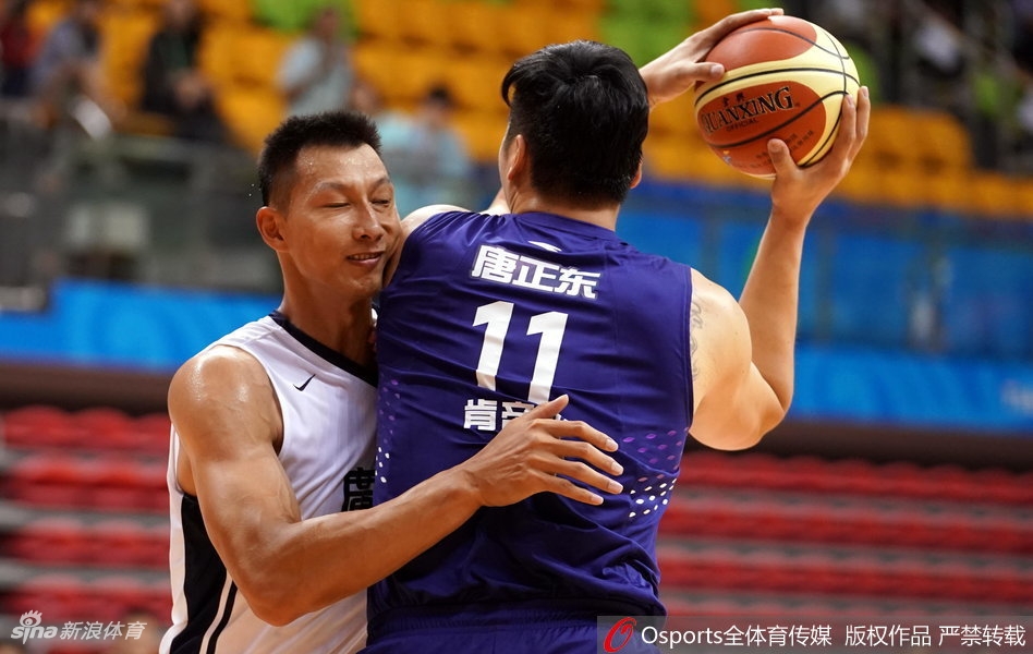 易建联在江苏队内线群中高高跃起,以一记势大力沉的单手劈扣终结进攻,老将唐正东也只能望球兴叹。