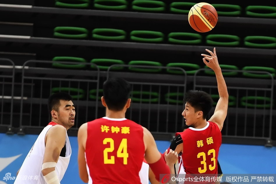 上海与解放军双方球员在球场中央激烈拼抢，篮球在指尖飞舞，瞬间引爆全场激情