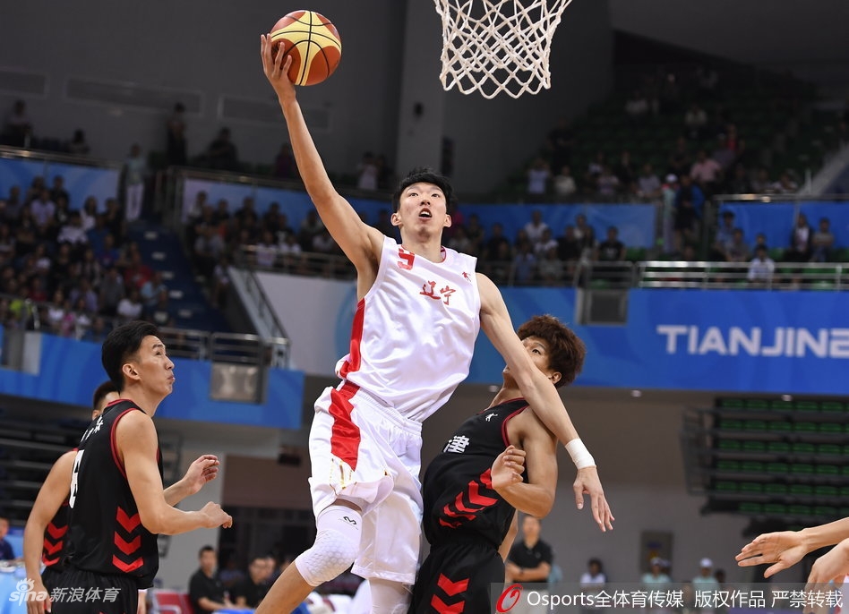 赵继伟受伤瞬间，他在空中与对手碰撞后表情痛苦地失去重心，篮球脱手而出，身后的队友和对手目光中满是关切与紧张。