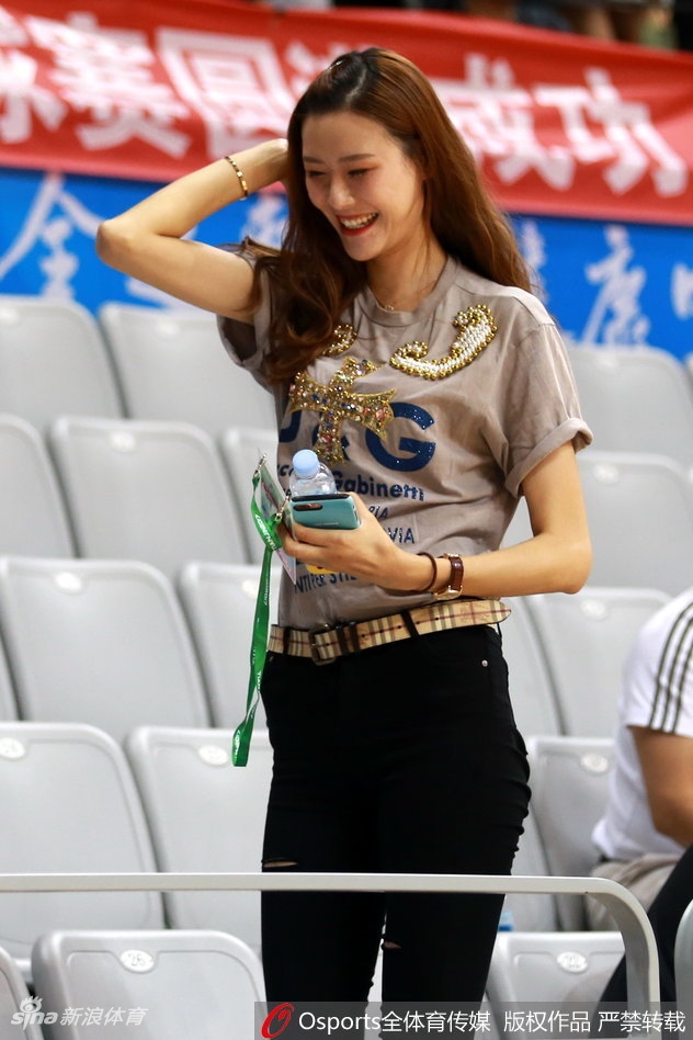 一身俏皮时尚装扮的许诺在看台上格外抢眼，修长的身材和出众的气质让她成为赛场边最亮眼的风景线