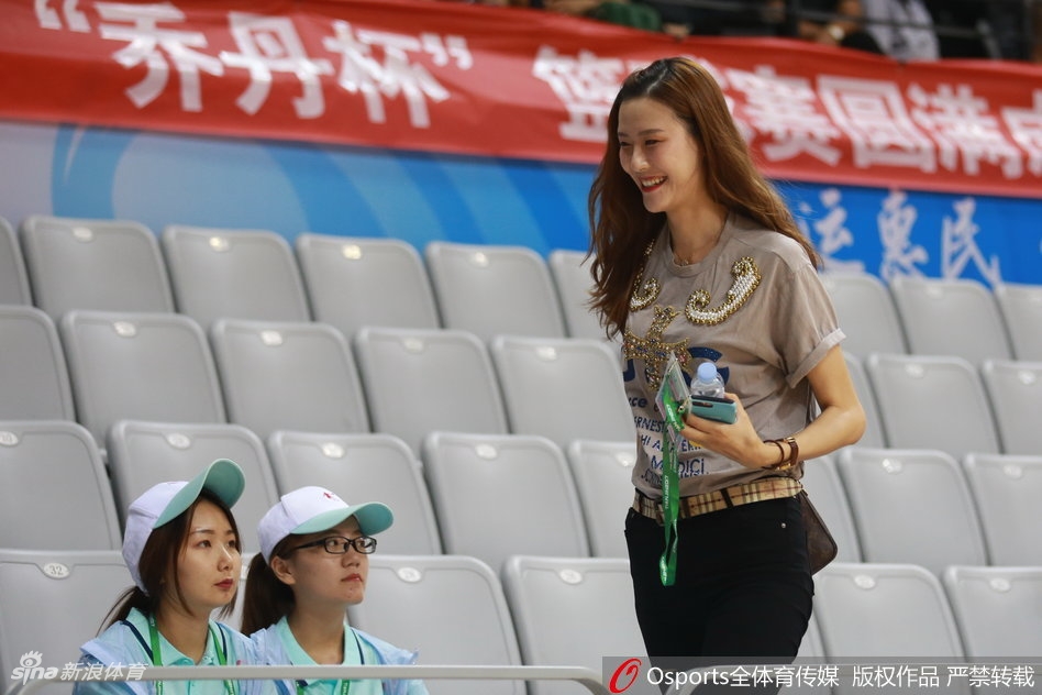 许诺在看台上露出标志性的甜美笑容，即便是静静地坐着观赛，也散发着自信与阳光的气质