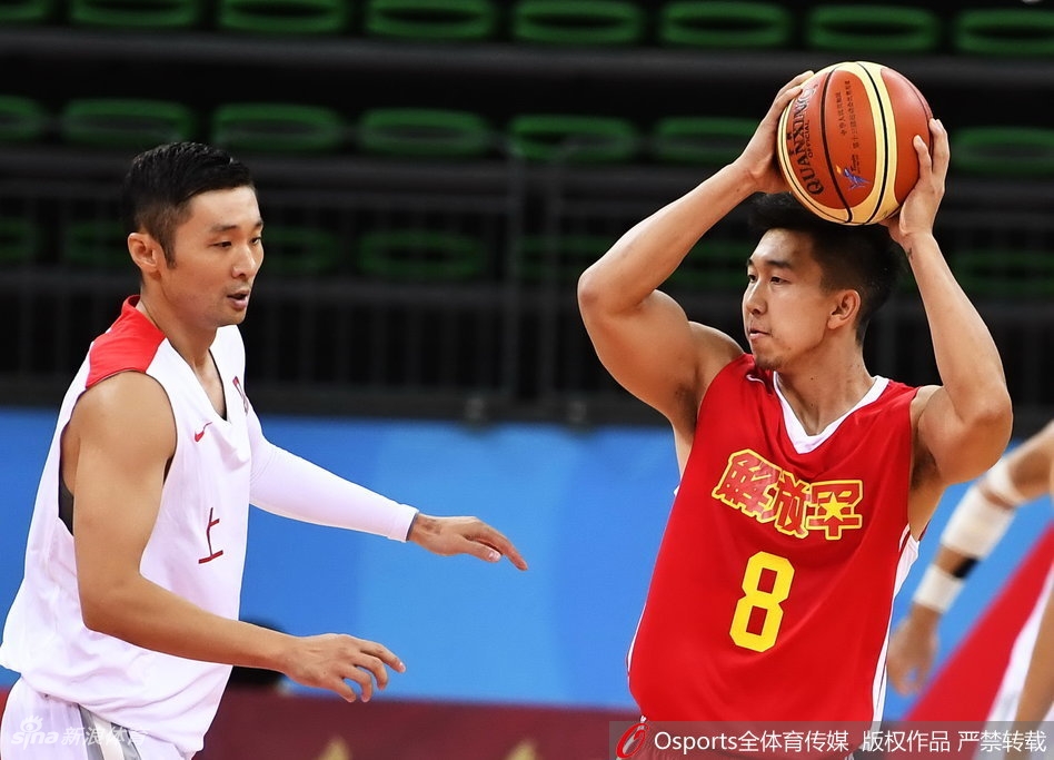 比赛结束哨响瞬间，上海队球员们激动地拥抱在一起，庆祝这场来之不易的胜利，笑容与汗水交织成最美的画面