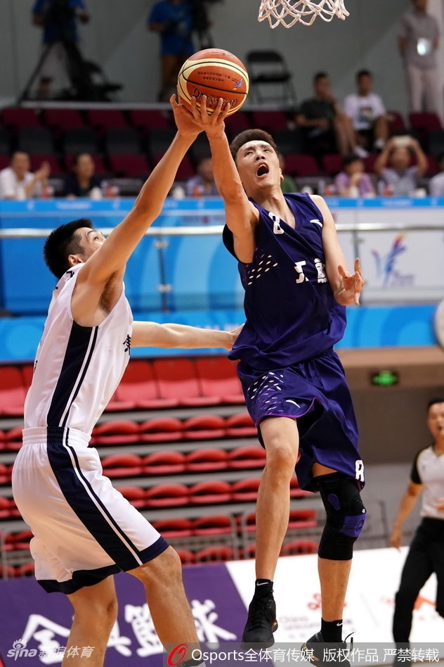 广东小将胡明轩如尖刀般杀入内线,在失去平衡的情况下依然将球打进,展现出了超乎年龄的冷静与果敢。