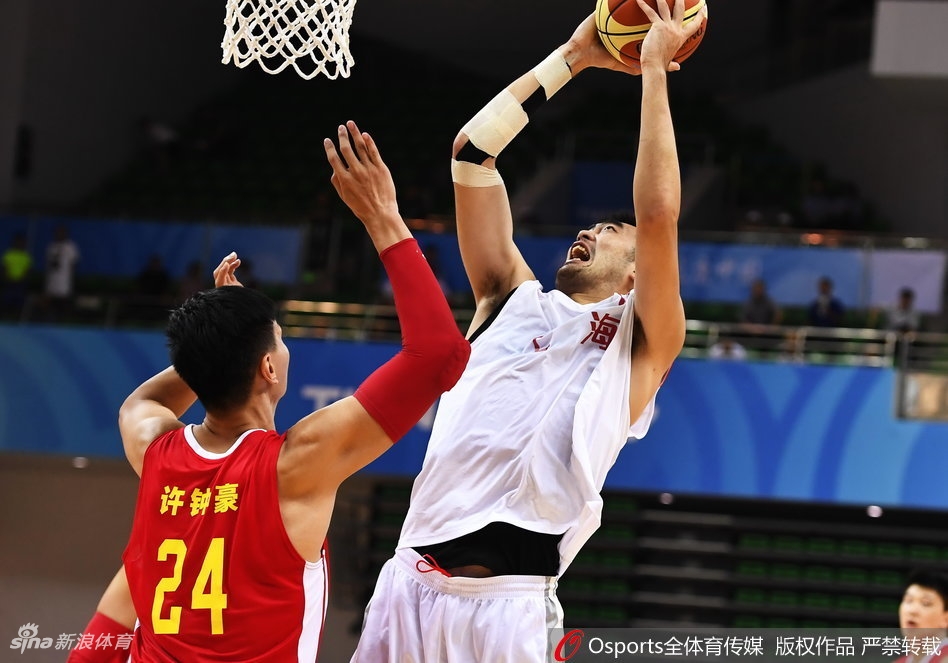 解放军球员雷蒙跳起投篮，上海队蔡亮飞身封盖，两人在空中形成一道剪影，胜负就在毫厘之间