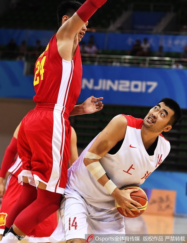 上海队球员施宇晨在解放军多人包夹下，以一记不可思议的拉杆上篮，篮球划出优美弧线坠入网窝