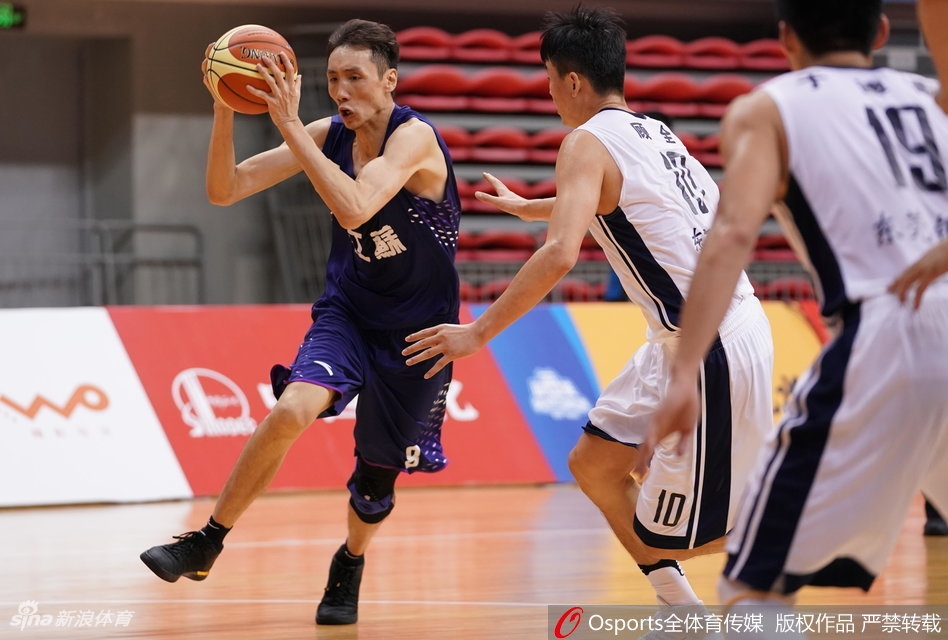 场边的朱芳雨和杜锋神情专注，手托下巴关注着场上局势，作为广东篮球的传奇，他们的轻松神态预示着比赛的顺利。