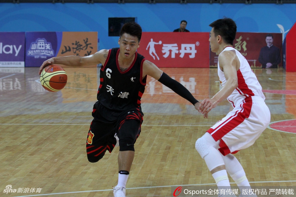 天津队后卫赵睿运球强行突破，他肌肉紧绷，眼神坚毅，对面两名解放军球员形成夹击之势，空气中弥漫着对抗的火药味。