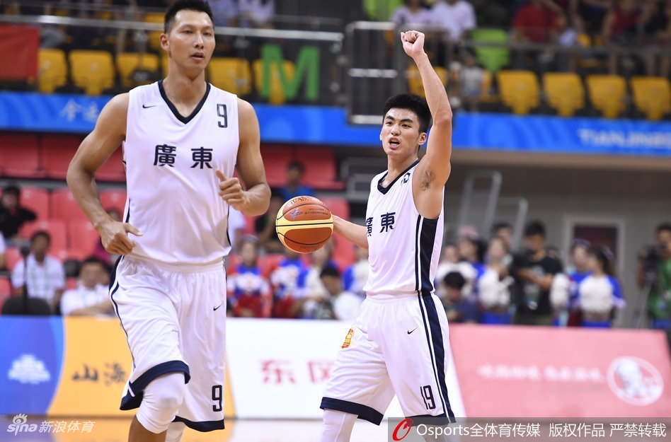 广东队核心易建联完成一次内线进攻后，落地时面无表情，眼神中透露出对比赛走势的深深无奈