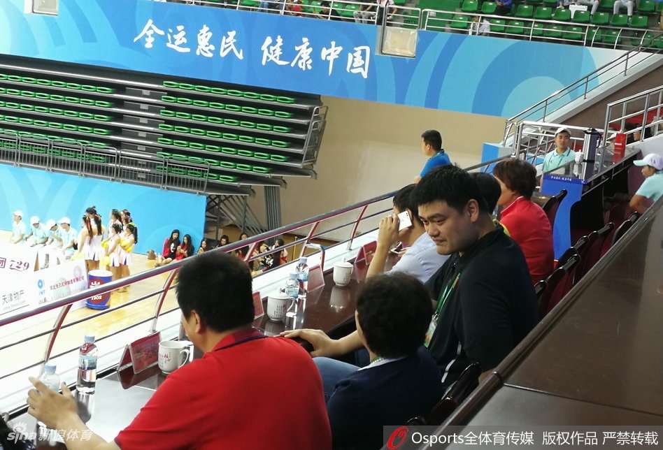 赛后，姚明起身准备离场，他回头望了一眼仍在场上鞠躬致谢的球员们，目光深邃，仿佛在思考中国篮球未来的漫漫长路。