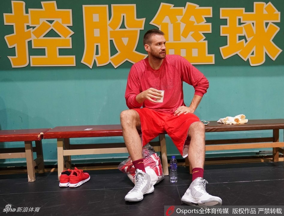 阿巴斯在训练中高高跃起单手抛投，阳光下他手臂上的肌肉线条紧绷，动作舒展如同约旦飞人再次展翅，背后是北控男篮崭新的训练馆背景板。