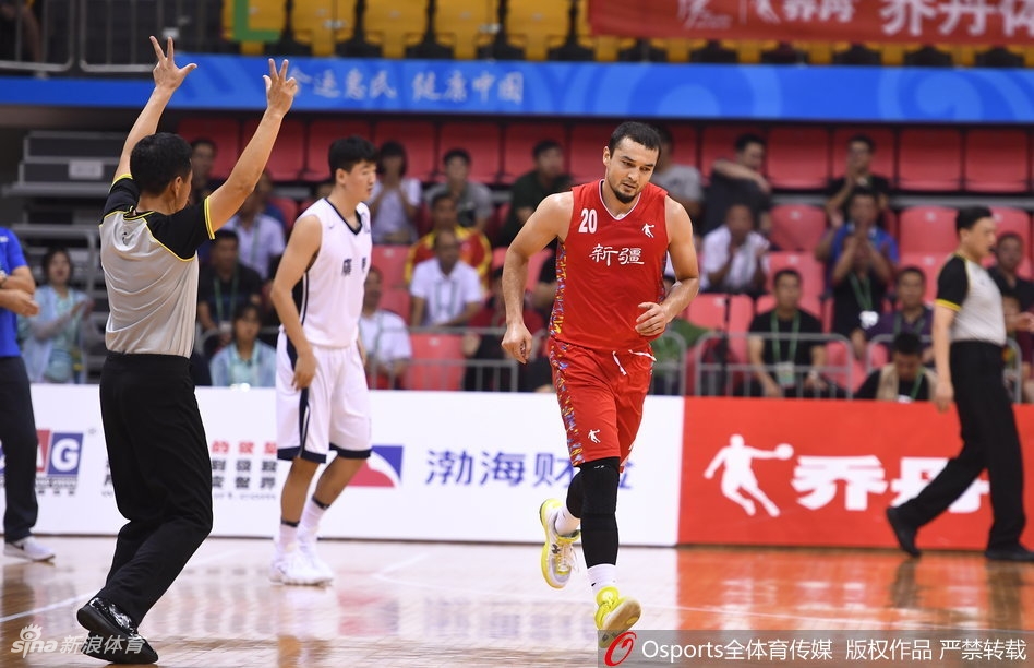 阿不都沙拉木在广东内线防守悍将的头顶上演霸气补扣，身体在空中完全舒展，展现惊人的天赋