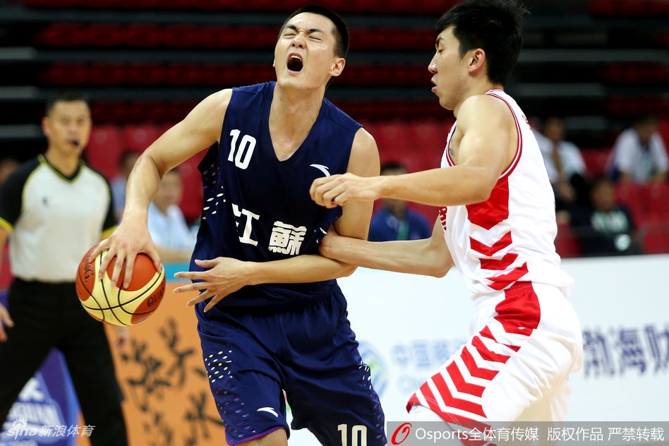 北京队朱彦西在解放军球员严密防守下起跳出手，他的眼神凝视着远方的篮筐，指尖轻柔地拨出篮球，三分球应声入网瞬间点燃了全场激情。
