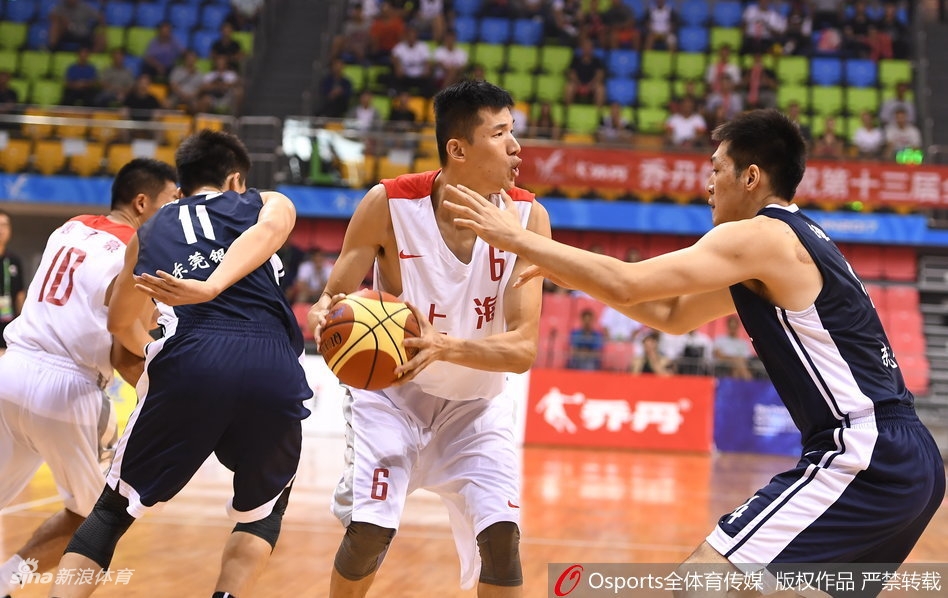 身披10号战袍的队长周鹏，在快攻中犹如一道白色闪电，面对空无一人的前场，他从容上篮，眼神中满是必胜的信念。