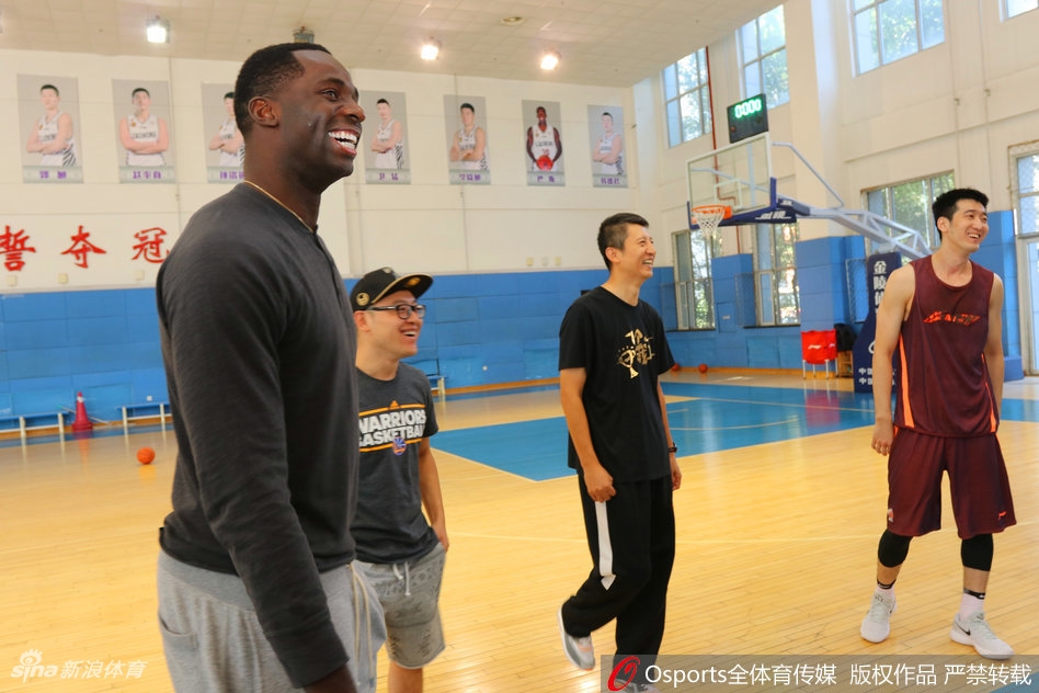巴斯在训练馆中露出自信的微笑,身后是正在训练的辽篮队员们,新赛季的梦想从这一刻开始起航。
