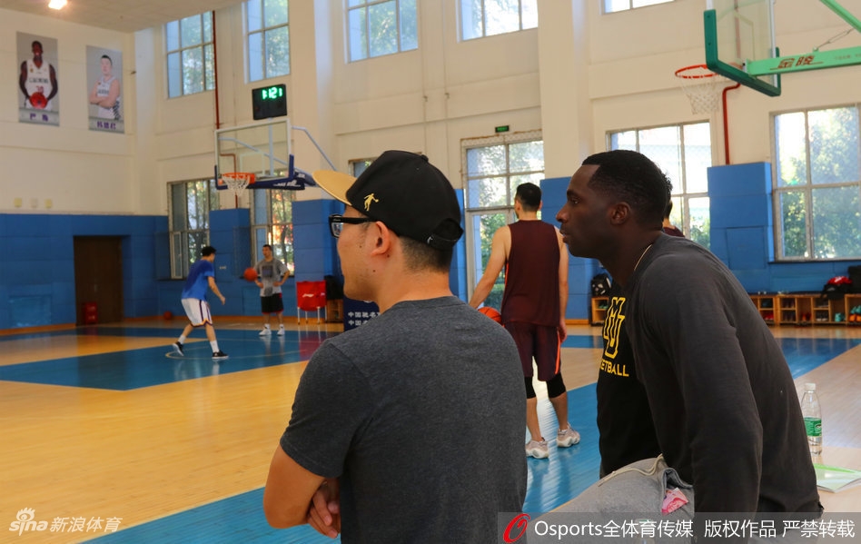 巴斯在翻译的帮助下,与助理教练热络交谈,他认真倾听的神态显示出尽快融入球队的渴望。