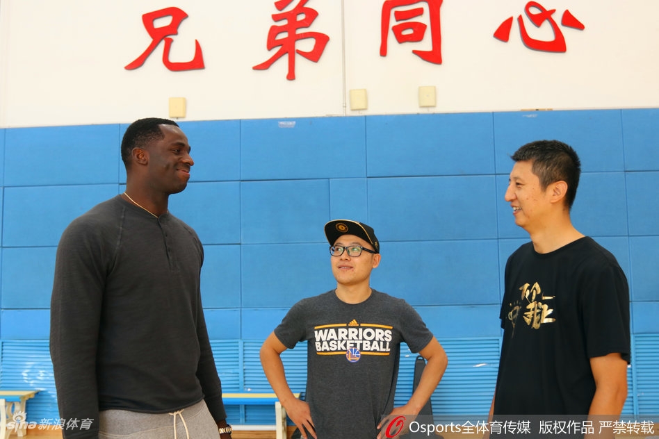 巴斯与被称为“科比”的队友赵率舟握手,两人脸上都带着笑容,初次见面的拘谨在幽默的绰号中消散。