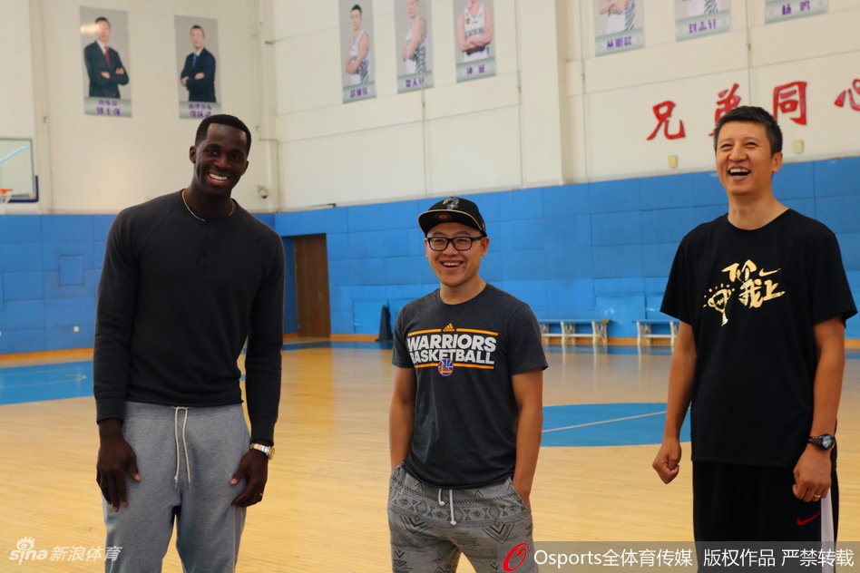 巴斯站在训练馆内,背景是辽宁男篮的队徽和荣誉,他的表情平静而坚定,预示着即将开启的CBA征程。