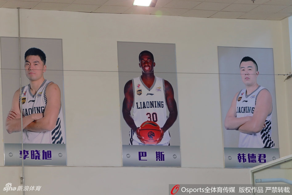 布兰登·巴斯面带微笑,与辽宁男篮主教练郭士强首次见面握手,眼神中充满对CBA新赛季的期待。