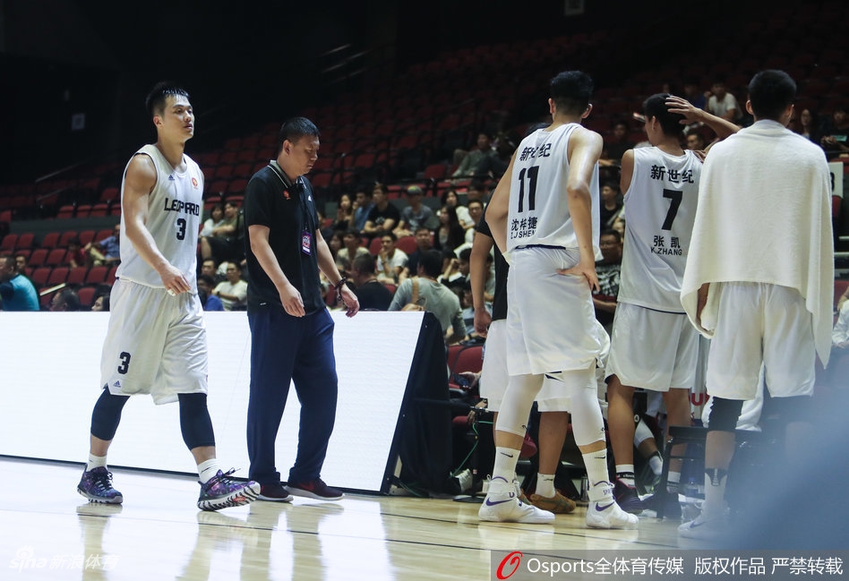 深圳男篮官方社交媒体发布的长篇道歉信截图，白底黑字，措辞恳切，信中多次出现“抱歉”“反省”“承诺”等词语，下方的评论区涌现出大量球迷的留言，有失望也有鼓励。