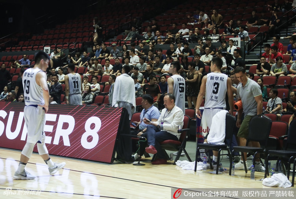 中国篮协官方网站发布的处罚通知页面，红色的公章格外醒目，页面标题写着'关于对深圳新世纪篮球俱乐部处罚的通知'，背景虚化的键盘和鼠标衬托出这一决定的庄严与不可更改。