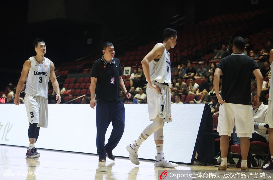 空旷的球馆内，深圳队的替补席已空无一人，座椅上凌乱地散落着毛巾和矿泉水瓶。对面日本队的球员们则在场上继续热身，工作人员露出诧异的神情，整个赛场被一种诡异而尴尬的气氛所笼罩。