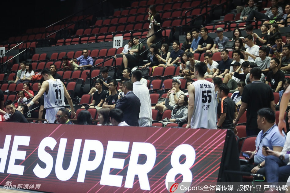 在另一场比赛中，深圳队的年轻球员们围成一圈，互相搭着肩膀，在场上大声呼喊加油。他们的眼神中褪去了退赛时的迷惘，透出一股知耻后勇的坚毅，准备用汗水和拼搏在未来的赛场上赢回失去的尊严。