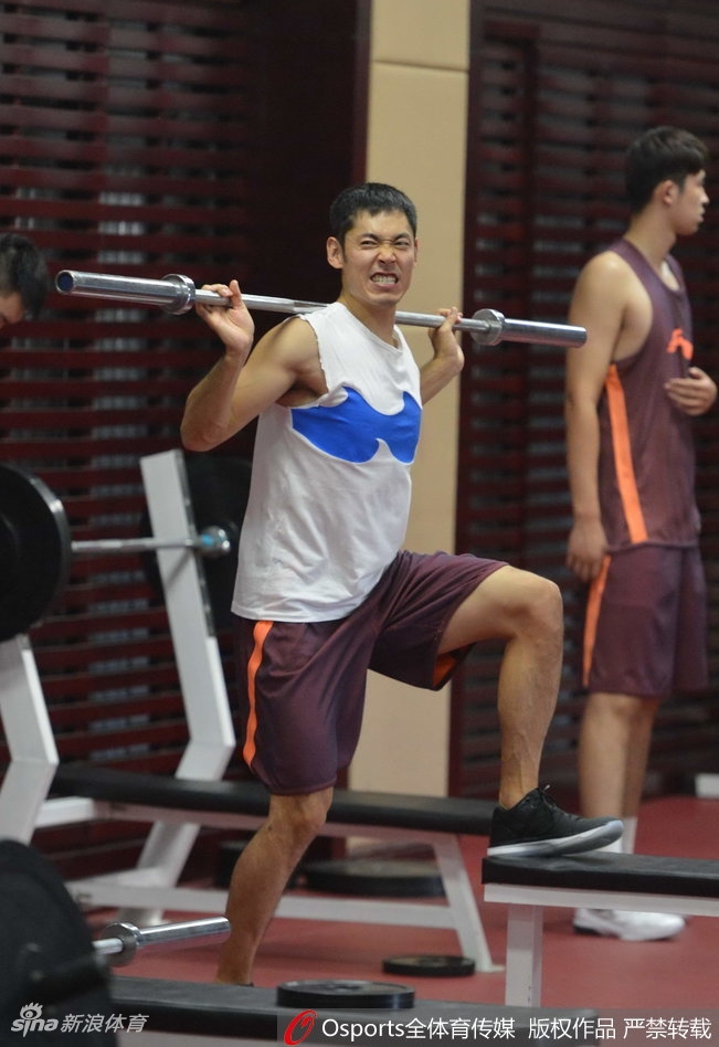 老将张庆鹏剪短了头发显得格外精神,在三分线外稳稳出手,皮球划过完美弧线直坠网窝