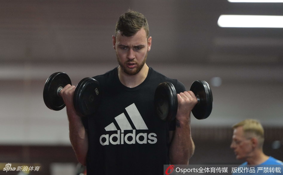 立陶宛长人莫泰尤纳斯高举手臂勾手投篮,动作舒展柔和,眼神专注尽显NBA级别细腻手感