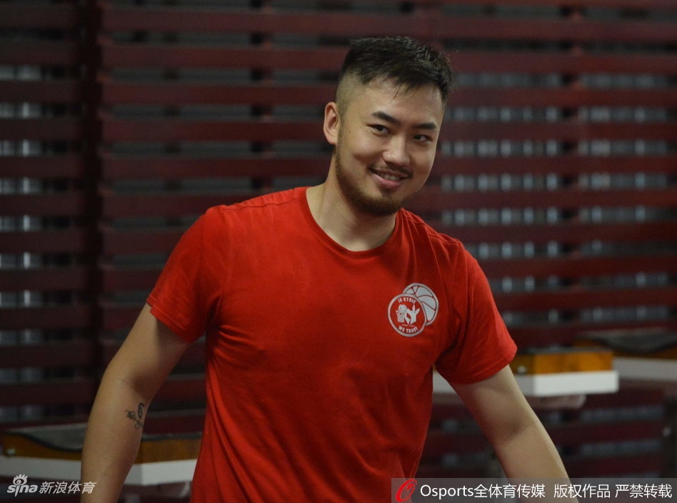 山东男篮全队围成圆圈,助教在圈中心大声布置战术,队员们手搭在一起齐声高呼加油