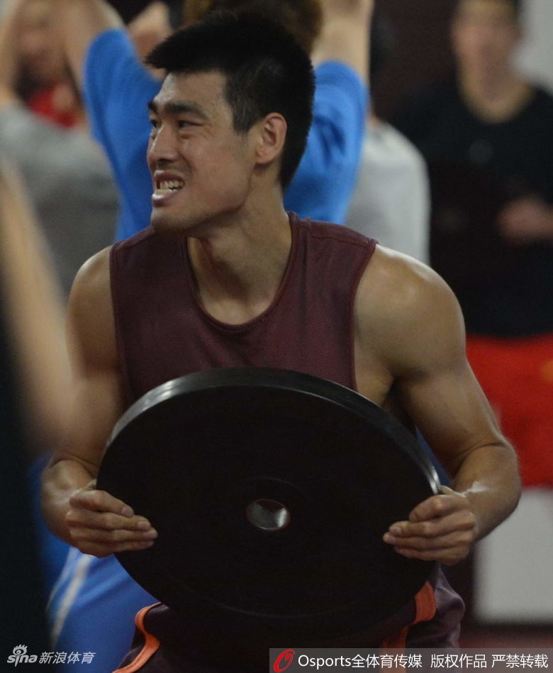 训练结束后汗水浸湿球衣的队员们坐在场边,丁彦雨航与莫泰并肩而坐,两人比划着手势交流战术心得