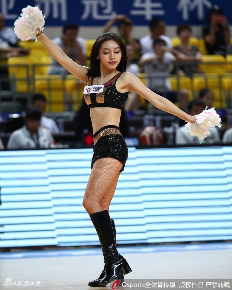 炫舞团成员背对镜头展现专业舞姿,动感韵律中勾勒出充满力量的优美曲线