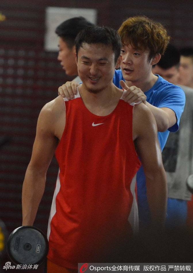 球场中央丁彦雨航被队友逗乐,露出大男孩般羞涩又灿烂的笑容,双手放在嘴边仿佛在卖萌搞怪