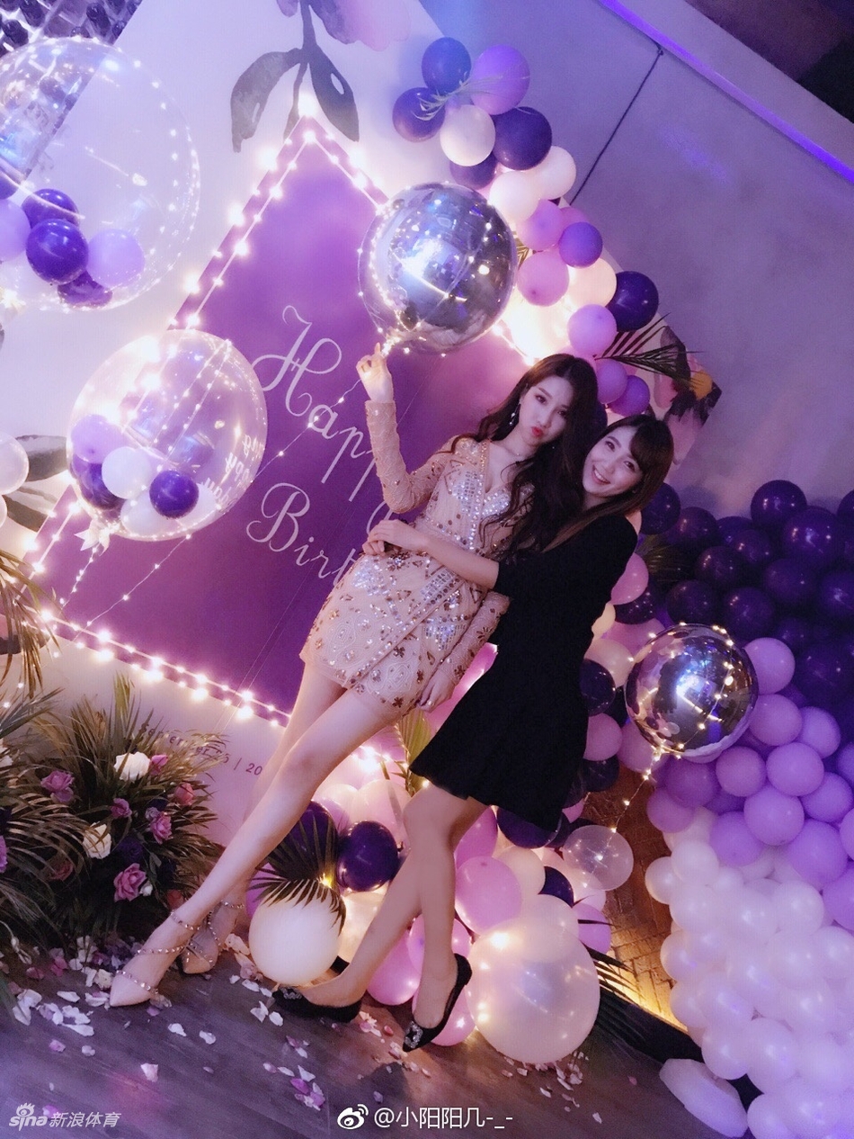 镜头扫过,派对上的女孩们或交谈或浅笑,每个人都是自带光环的女神,整个房间星光熠熠