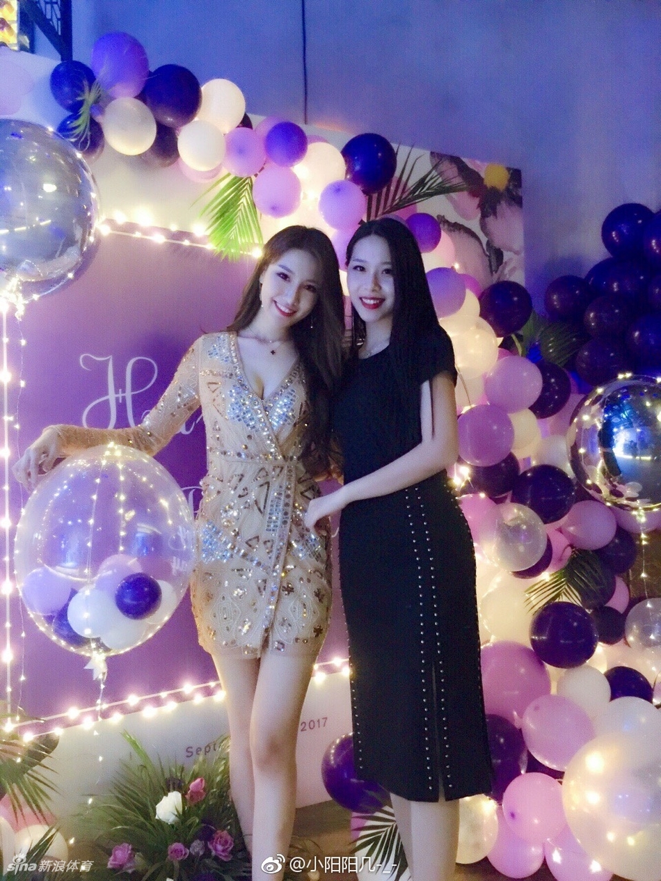 马阳阳与蛋糕的合影,精致容颜在烛光映照下更显温柔,氛围感拉满