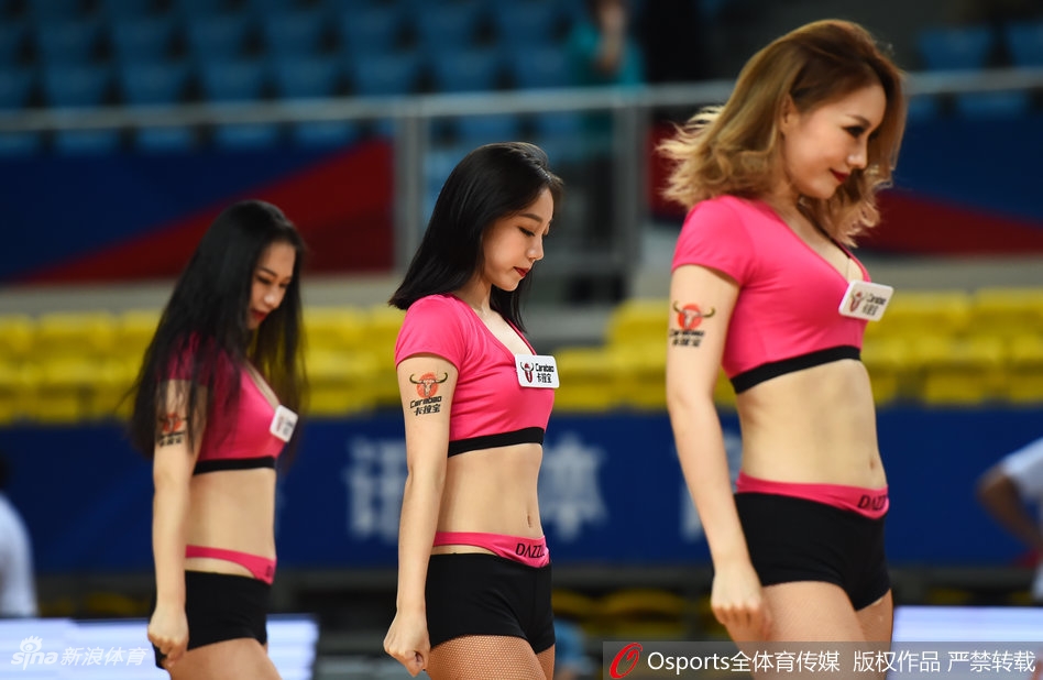 镜头特写中，这位啦啦队员的粉红色裙摆随舞步轻盈飘动，她专注的眼神和自信的微笑，完美诠释了青春的美好与专业的魅力