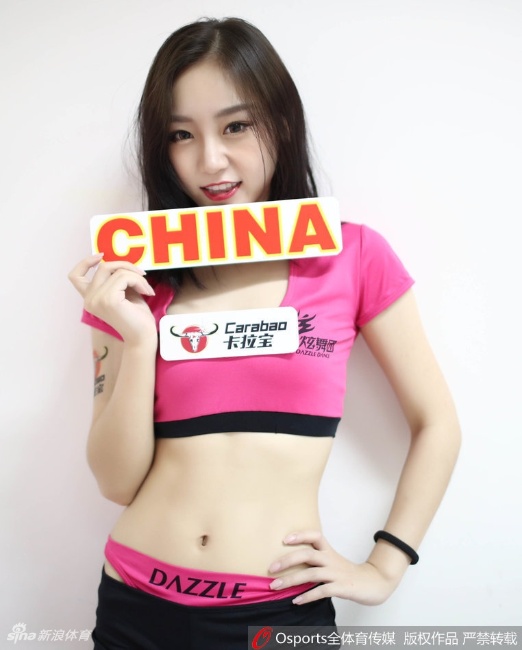 一个刚刚换下表演服的女孩，坐在休息凳上，双腿还穿着白色长靴，却已放松地交叠在一起。她低头专注地看着手机，嘴角不自觉地上扬，仿佛在为谁的一条信息而暗自开心，静谧又温柔