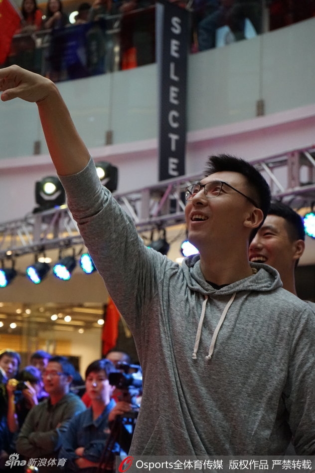 四位球员并肩而立，背景是热情的球迷海洋，这一刻团队的力量与球迷的支持交织成一幅动人的画面。