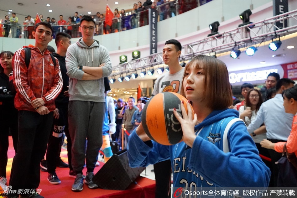 方硕神情专注地与球迷交流，举手投足间透露出历经风雨后的从容与稳重，仿佛在诉说着多年的京城篮球故事。