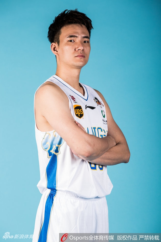 马尚·布鲁克斯与队友勾肩搭背，眼神中流露出戏谑与自信，这位上赛季的得分王即将在新赛季的乱战中撕裂对手的防线，笑容背后藏着杀机。