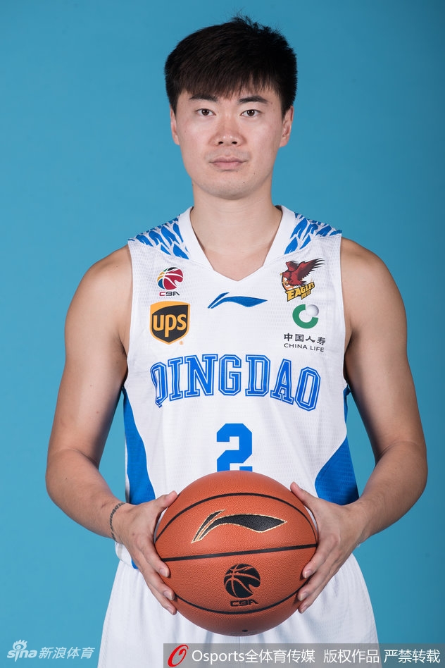 小将单梓桐身穿战袍目视远方，稚嫩的面孔下藏着一颗无畏的心，青岛男篮的未来之星正在蓄势待发，准备在职业赛场书写属于自己的篇章。