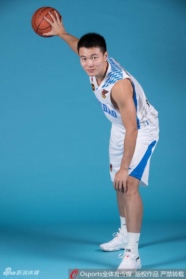 主教练巩晓彬双手抱胸立于镜头中央，神态威严，他的身后是一字排开的弟子们，整装待发的新齐鲁铁军正在等待统帅的发号施令。