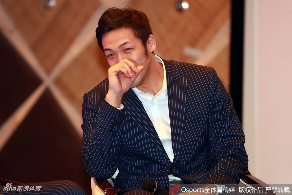 队长赵柏清身着深蓝色修身西装，胸前口袋点缀白色方巾，双手插袋眼神坚定地望向远方，身后的新赛季战袍陈列架虚化成了背景光斑。