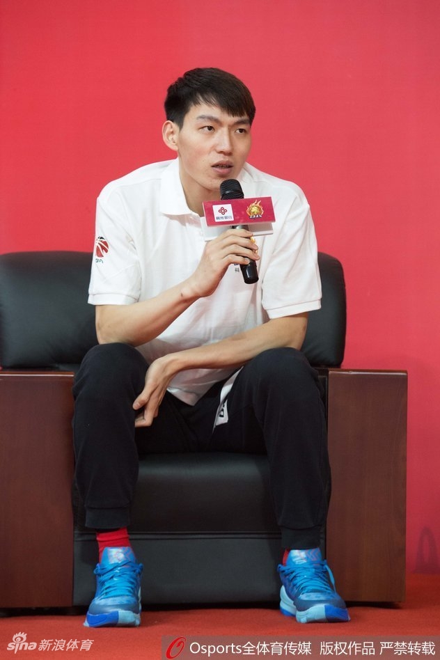 备受瞩目的混血新秀惠龙儿在见面会上展示球技，被誉为“香港邓肯”的他，将用自己扎实的内线技术为浙江队保驾护航。