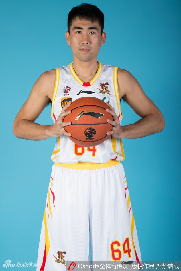 球队的最后一组群像,背景深邃,球员们或坐或立,定格成一支球队向着新赛季进发的全家福。